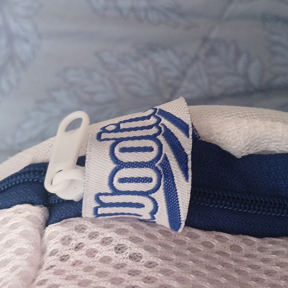 Woolite White & Navy Blue Mesh Intimates Wash Bag with Zipper Closure - Picture 5 of 11